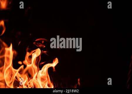 Lagerfeuerflamme auf schwarzem Hintergrund isoliert Stockfoto
