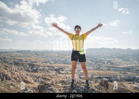 Frau, die auf dem Gipfel des Berges in Kappadokien steht Stockfoto