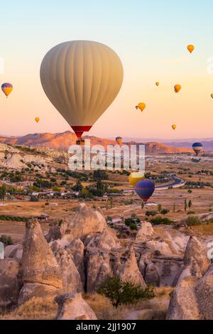 Heißluftballons über Kappadokien, Türkei Stockfoto