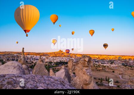 Heißluftballons über Kappadokien, Türkei Stockfoto