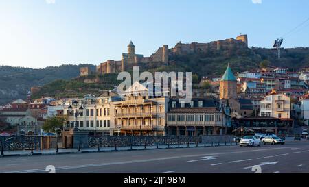 Tiflis, Georgien - 14. November 2021: Abanotubani Bezirk mit Holz geschnitzten Balkonen in der Altstadt von Tiflis, Georgien Stockfoto