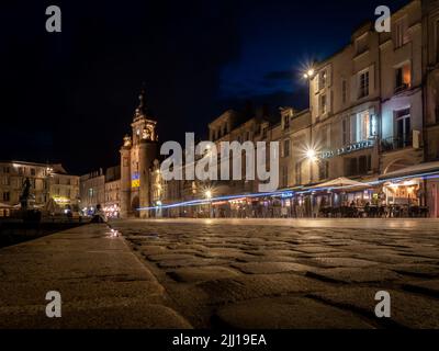 La Rochelle, Frankreich, Juli 2022. Nachtfoto der Altstadt von La Rochelle, Lichter beleuchten die historischen Gebäude Stockfoto