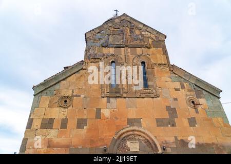 Ansicht der alten orthodoxen Kirche der Himmelfahrt der seligen Jungfrau Maria in einem kleinen georgischen Dorf Metekhi. Kaspi Gemeinde Stockfoto