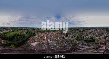 Bereit für VR 360 Grad Luftaufnahme holländisches Stadtbild Panorama. Rundum-Ansicht der Stadt Groenlo in Achterhoek Region der Niederlande. Stockfoto