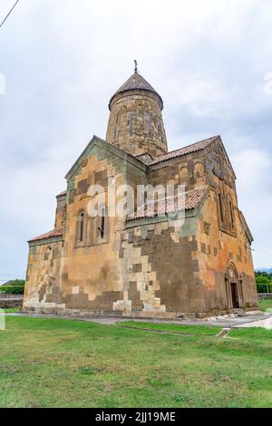 Ansicht der alten orthodoxen Kirche der Himmelfahrt der seligen Jungfrau Maria in einem kleinen georgischen Dorf Metekhi. Kaspi Gemeinde Stockfoto