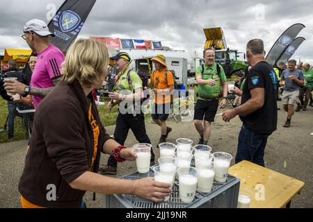 2022-07-22 10:48:56 MIDDELAAR - Landwirte geben Obst, Milchprodukte und Gladioli am Protest entlang der Route der Nijmegen vier Tage Marken Walking Event. Kürzlich protestierten Bauernaktivisten an mehreren Orten im Land gegen die Stickstoffpolitik der Regierung. ANP VINCENT JANNINK niederlande Out - belgien Out Stockfoto