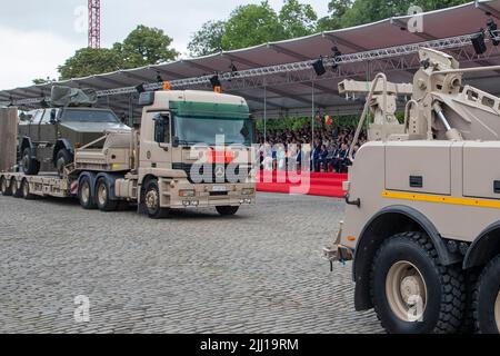 An Actros gepantserd depennagevoertuig/ vehicule blinde de de depennage fotografiert während der Militär- und Zivilparade am Belgischen Nationalfeiertag, Donnerstag, 21. Juli 2022 in Brüssel. BELGA FOTO NICOLAS MAETERLINCK Stockfoto