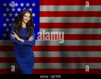 Freundliche junge Erwachsene Frau vor amerikanischer Flagge Hintergrund Stockfoto