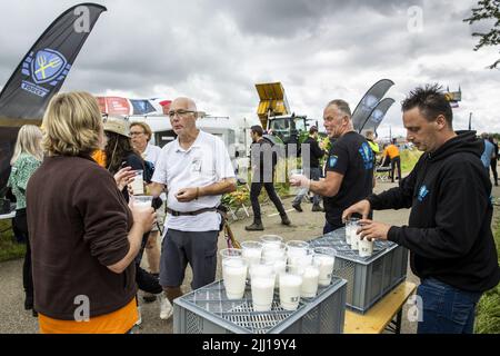 2022-07-22 10:48:30 MIDDELAAR - Landwirte geben Obst, Milchprodukte und Gladioli am Protest entlang der Route der Nijmegen vier Tage Marken Walking Event. Kürzlich protestierten Bauernaktivisten an mehreren Orten im Land gegen die Stickstoffpolitik der Regierung. ANP VINCENT JANNINK niederlande Out - belgien Out Stockfoto