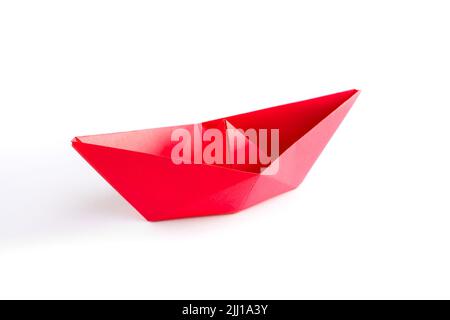 Rotes Papier Boot Origami isoliert auf einem weißen Hintergrund. Stockfoto