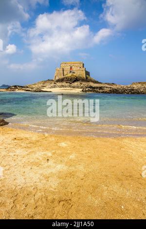 castel, Fort du Petit Be, Strand und Meer in Saint-Malo, Bretagne, Frankreich Stockfoto