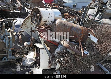 Schrott Abfall ist in einem recyclinghof warten Eingeschmolzen werden zur Herstellung neuer Produkte gespeichert Stockfoto