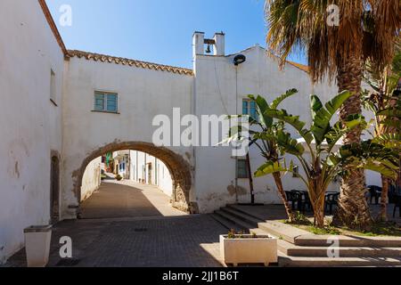 Blick auf die kleine Stadt Portoscuso auf der Insel Sardinien, Italien Stockfoto