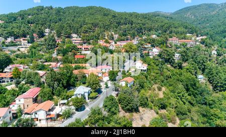 Luftaufnahme von Pano Platres Dorf, winter Resort, Troodos-gebirge, Limassol, Zypern. Aus der Vogelperspektive Pinienwald, Red roof Fliesen- Häuser, Stockfoto