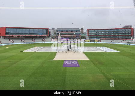 Manchester, Großbritannien. 22.. Juli 2022. Ein allgemeiner Blick auf Emirates Old Trafford an einem sehr nassen Freitagmorgen vor der Royal London One Day Series 2. England gegen Südafrika. Für den Tag ist Regen prognostiziert. In Manchester, Großbritannien am 7/22/2022. (Foto von Mark Cosgrove/News Images/Sipa USA) Quelle: SIPA USA/Alamy Live News Stockfoto