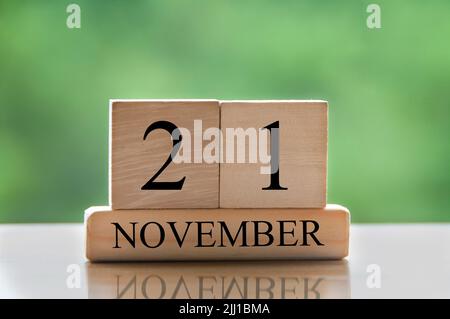 November 21 Kalenderdatentext auf Holzblöcken mit Platz für Ideen oder Text. Raum und Kalenderkonzept kopieren Stockfoto