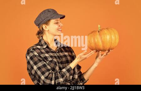 Gesunde Ernährung wächst. Retro Frau halten Kürbis. Mädchen mit Kürbis. Landwirt Ernte auf dem Land. Herbst saisonal Konzept. Herbsternte. Glücklich Stockfoto