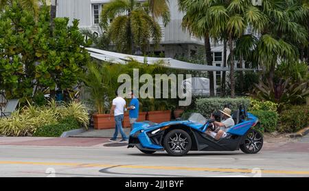 Miami Beach, Florida USA - 19. März 2021: Blue polaris Slingshot in miami, Seitenansicht. Stockfoto
