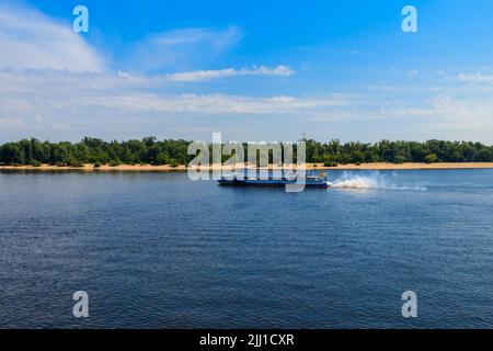 Kiew, Ukraine - 28. Juli 2018: Touristenschiff auf dem Dnjepr Fluss in Kiew Stockfoto