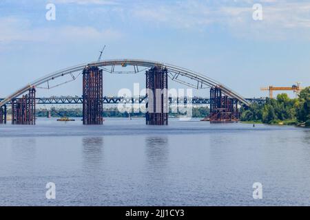 Die Podilsko-Woskresenskyi-Brücke oder die Podilskyi-Metro-Brücke ist eine kombinierte Straße-Schiene-Brücke über den Dnjepr-Fluss, die in Kiew, Ukraine, im Bau ist Stockfoto