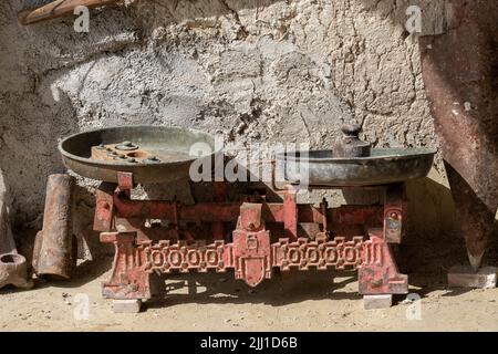 Vorderansicht der Vintage-Skala mit selektivem Fokus. Stockfoto