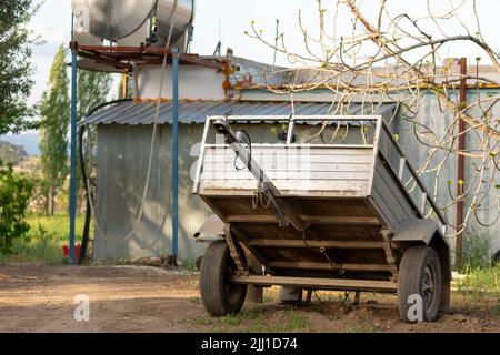Selektive Fokusaufnahme des Traktoranhängers allein. Stockfoto