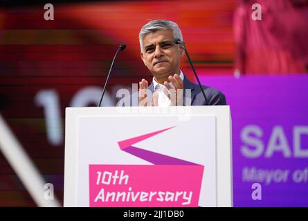 Sadiq Khan, Bürgermeister von London, während der Veranstaltung zum 10.-jährigen Jubiläum der Olympischen Spiele 2012 in London, die in Bridge One im Queen Elizabeth Olympic Park, London, stattfand. Am Mittwoch, den 27. Juli, sind es genau 10 Jahre seit der Eröffnung der Olympischen Spiele 2012 in London. Bilddatum: Freitag, 22. Juli 2022. Stockfoto