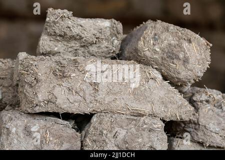 Selektive Fokusaufnahme von gestapelten adobe-Steinen nach dem Schneiden und Trocknen. Stockfoto