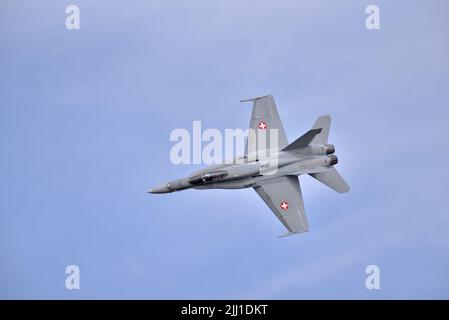 Die Swiss Air Force F/A-18 Hornet zeigt sich auf der Royal International Air Tattoo RAF Fairford 2022 Stockfoto