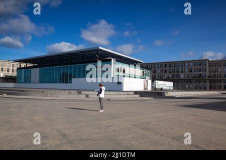 Le Havre, Frankreich - 13. Oktober 2021: Einsamer Tourist vor dem Museum für Moderne Kunst Andre Malraux im Hafen.Museum mit einem der Nationen m Stockfoto