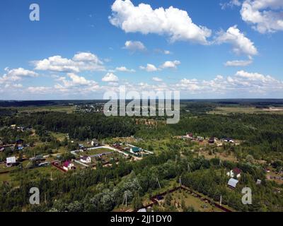 Ländliche Landschaft mit vielen privaten Häusern mit Gehöften im mittleren Band von Russland in der hellen sonnigen Sommertag Luftbild Stockfoto