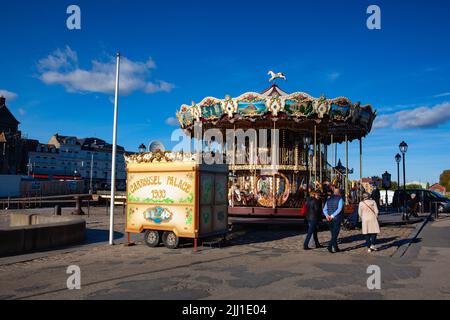 Honfleur, Frankreich-Oktober 13,2021: Honfleur Vintage Carousel in der Nähe des Hafens in Angers, Bordeaux und Fo gibt es vier sehr ähnliche Karussells Stockfoto