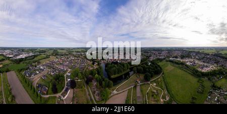 Luftaufnahme voll Rundum Ansicht der Stadt Groenlo in Achterhoek Region der Niederlande. Bereit für VR 360 Grad holländisches Stadtbild-Panorama. Stockfoto