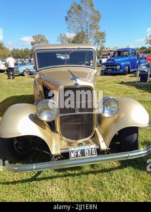 Chascomus, Argentina - Apr 9, 2022: Old beige Custom 1932 Ford Model B 18 V8 Tudor Limousine Hot Rod. Natur grünes Gras und Bäume. Oldtimer-Show. Stockfoto