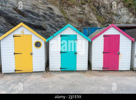 Lebendige bunte Strandhütten in Folge in England Stockfoto