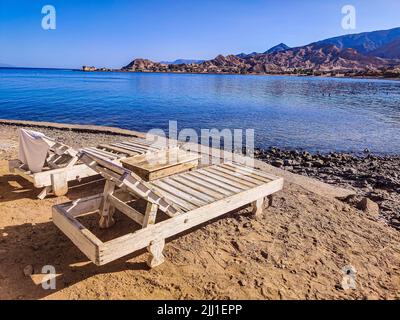 Ferienhaus in einem Beduinenlager am Meer in Ras Shitan in Oasis im Sinai, Taba Wüste mit dem Hintergrund des Meeres und der Berge. Stockfoto