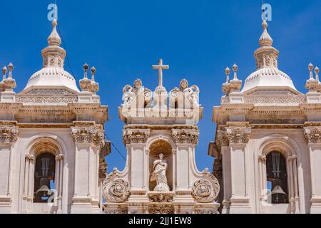 Die Glocken und verschiedene Figuren der oberen Fassade der Klosterkirche der Abtei von Alcobaca, Portugal Stockfoto