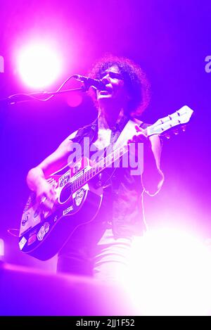 Rom, Italien. 21.. Juli 2022. Andrea Appino, Mitglied der italienischen Rockband Zen Circus, tritt live in der Villa Ada in Rom auf. Kredit: SOPA Images Limited/Alamy Live Nachrichten Stockfoto