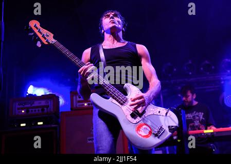 Rom, Italien. 21.. Juli 2022. Massimiliano 'UFO' Schiavelli, Mitglied der italienischen Rockband Zen Circus, tritt live in der Villa Ada in Rom auf. Kredit: SOPA Images Limited/Alamy Live Nachrichten Stockfoto