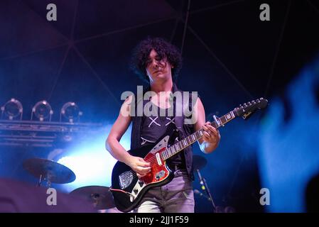 Rom, Italien. 21.. Juli 2022. Andrea Appino, Mitglied der italienischen Rockband Zen Circus, tritt live in der Villa Ada in Rom auf. Kredit: SOPA Images Limited/Alamy Live Nachrichten Stockfoto