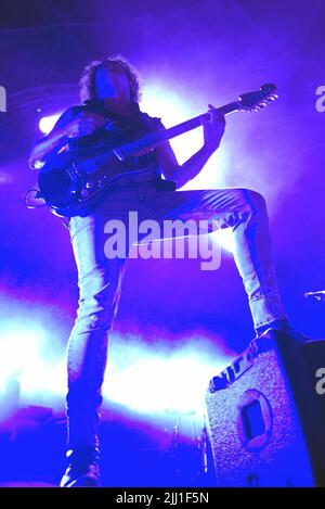 Rom, Italien. 21.. Juli 2022. Andrea Appino, Mitglied der italienischen Rockband Zen Circus, tritt live in der Villa Ada in Rom auf. Kredit: SOPA Images Limited/Alamy Live Nachrichten Stockfoto