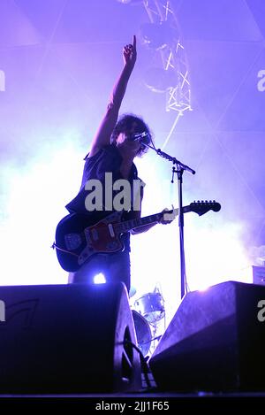 Rom, Italien. 21.. Juli 2022. Andrea Appino, Mitglied der italienischen Rockband Zen Circus, tritt live in der Villa Ada in Rom auf. Kredit: SOPA Images Limited/Alamy Live Nachrichten Stockfoto