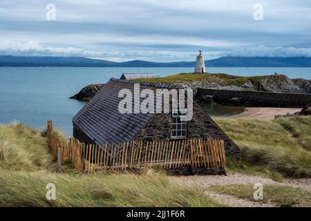 TWR Bach-Leuchtfeuer auf einer kleinen Insel vor Ynys Llanddwyn, Anglesey, Wales Stockfoto