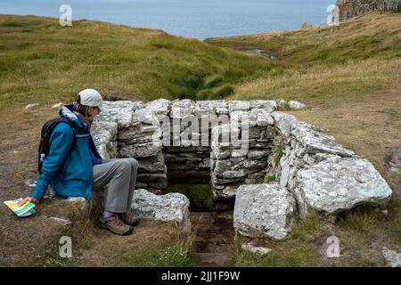 Pause durch die mittelalterliche Konstruktion um St. Gwenfaens Well, Rhoscolyn Head, Anglesey, Wales Stockfoto