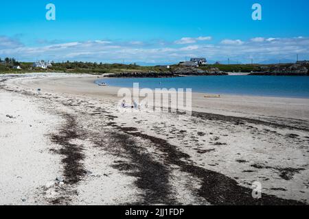 Der idyllische und fast menschenleere Sandstrand von Borthwen, Holy Island, Anglesey, Wales Stockfoto