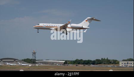 Farnborough International Airshow, 18. Juli 2022, Hampshire, England, Großbritannien. Bombardier BD-700 der Global Express VIP-Jet der deutschen Luftwaffe kommt auf der Messe Airshow an. Stockfoto