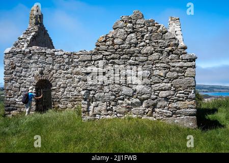Die kargen und abgelegenen Überreste der alten (mittelalterlichen) Kapelle in Lligwy, Moelfre, Anglesey, Wales, Großbritannien Stockfoto