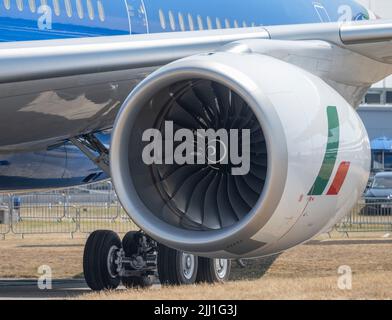 Farnborough International Airshow, 18. Juli 2022, Hampshire, England, Großbritannien. Rolls Royce Trent XWB Motorpod auf dem Airbus A350-900 von ITA Airways auf der Trade Airshow. Stockfoto