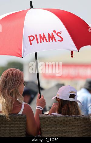 Pimms Regenschirm wird beim Royal International Air Tattoo, Fairford 2022, verwendet Stockfoto