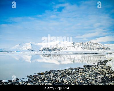 Vatnajókull von der Lagune von Jökulsárlón aus gesehen, Island. Stockfoto